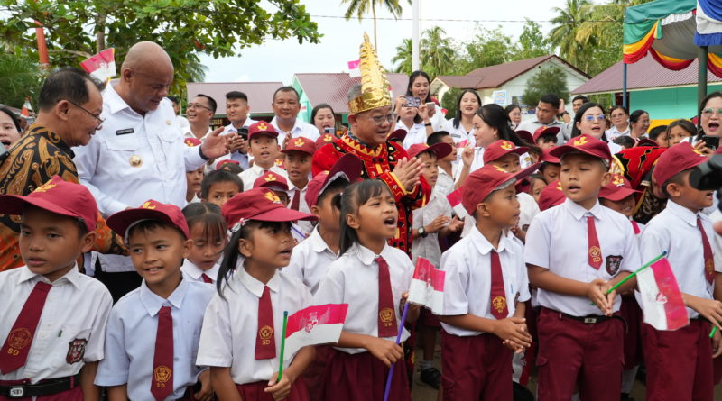 Mendikdasmen Resmikan Revitalisasi Sekolah dan Tinjau Program Pendidikan di Kepulauan Nias